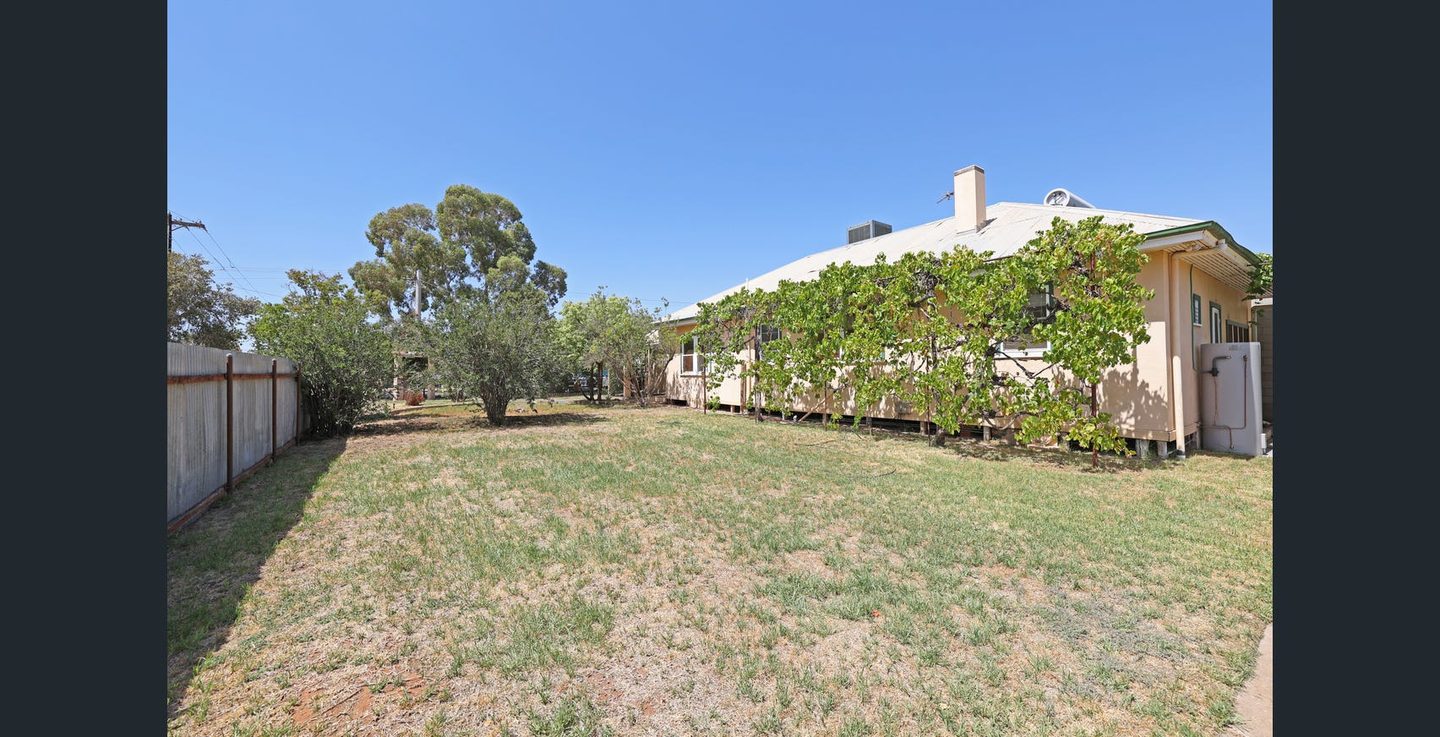 Side garden and residence