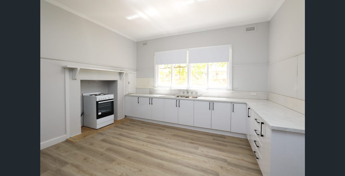 Kitchen cabinetry and cooker